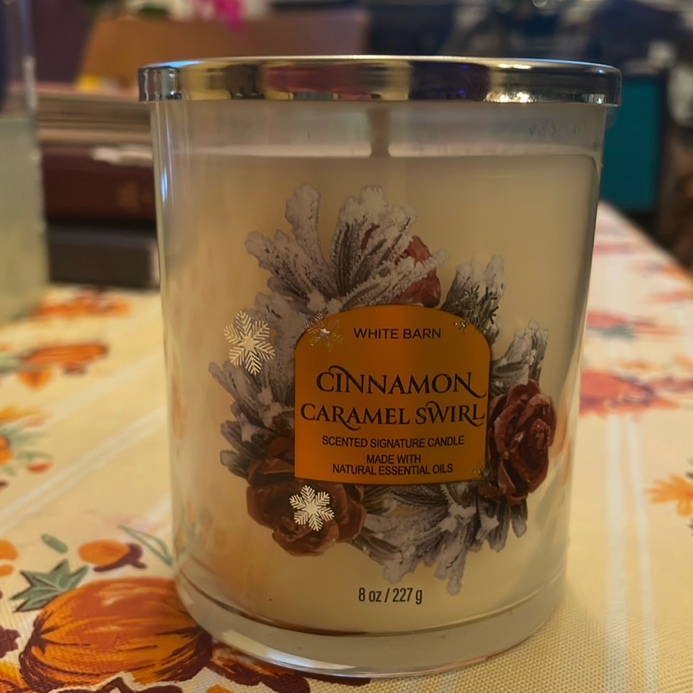 White Barn 8oz jar candle in Cinnamon Caramelel Swirl New